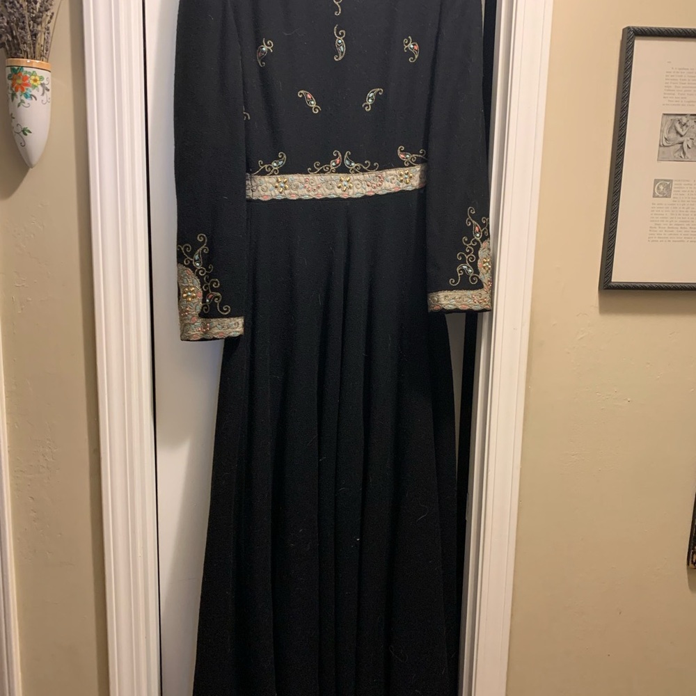 Elegant Black Embroidered Women's Dress - Picture 3 of 4